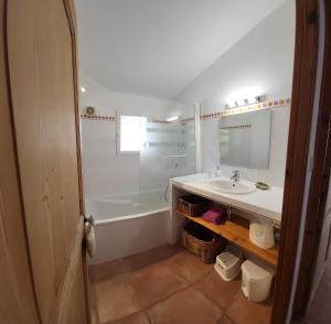 Villas Air-conditioned villa with heated pool, Luberon, in Puget - 10 people : photos des chambres