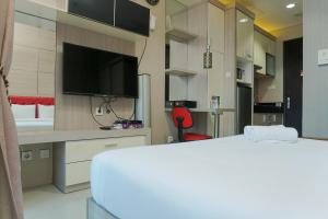 Fully Furnished with Cozy Studio GP Plaza Apartment By Travelio