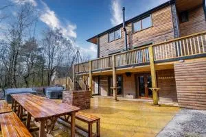 Beresford, woodland lodge, sauna, hot tubs & games for 18 - Stanton
