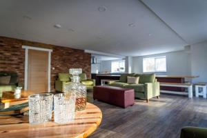 Beresford, woodland lodge, sauna, hot tubs & games for 18