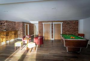 Beresford, woodland lodge, sauna, hot tubs & games for 18