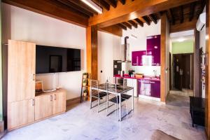 Two-Bedroom Apartment room in Apartamentos Reyes Católicos