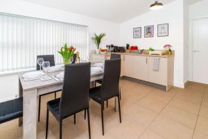 Stylish 2 Bedroom Apartment By Your Lettings Short Lets & Serviced Accommodation Peterborough With Free WiFi,Parking And More