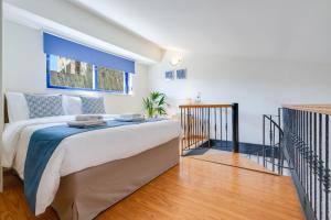 Beach House Kalamaki steps away from the beach