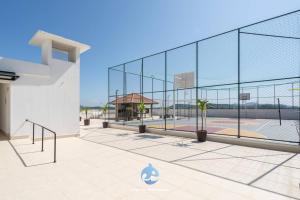 Apartamento a 150 M DA PRAIA com SACADA, WI-FI, PISCINA, PORTARIA 24h, PLAYGROUND e vaga de GARAGEM