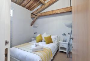 Wild Roses Serviced Apartments - ExCel Warehouse 1