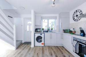 Lovely 2 Bed House in Chester by 53 Degrees Property, Ideal for Business, FREE Parking!