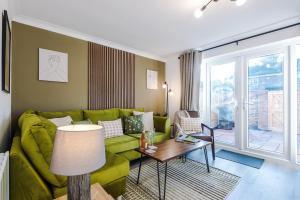 Lovely 2 Bed House in Chester by 53 Degrees Property, Ideal for Business, FREE Parking!