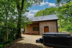 Errwood, woodland lodge with hot tubs for 14 - Stanton