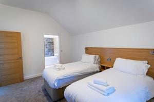 Errwood, woodland lodge with hot tubs for 14