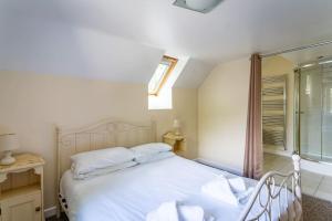 Stanton, woodland lodge with hot tub for 14