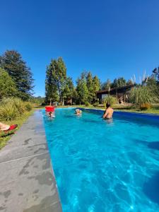 Casa con 2 Piscinas y Cama elástica