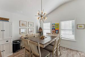 Vibrant 3 Bedroom Condo With A Bbq Grill Outdoor Shower