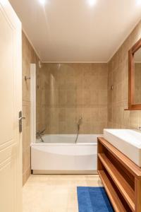 Appartements Joli T2, Centre, Parking prive, Wifi, Local a ski : photos des chambres