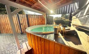 Wellness Tuin - Ultieme Partner Beleving - St Hubertus Suite met Indoor Jacuzzi, Openhaard, Privé Hottub en Privé Sauna in Jachthut stijl - Gratis Fles Prosecco & Leuke Partner connect box !