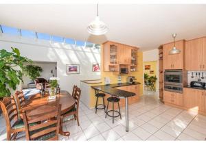 Spacious 6-BR & 3 baths House in Prime Location