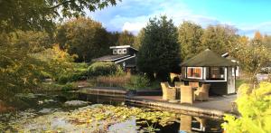 Wellness Tuin - Ultieme Partner Beleving - St Hubertus Suite met Indoor Jacuzzi, Openhaard, Privé Hottub en Privé Sauna in Jachthut stijl - Gratis Fles Prosecco & Leuke Partner connect box !