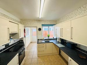 2 Bedroom Home Sleeps 4 Ideal for Long Stays and Business Trips