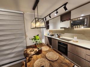 Habitación privada en nuevo depto con terraza y AC por Metro irarrazaval