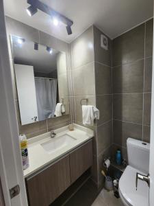 Habitación privada en nuevo depto con terraza y AC por Metro irarrazaval