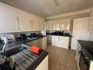 2 Bedroom Home Sleeps 4 Ideal for Long Stays and Business Trips