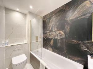 Spacious 3 BDR with AC and rooftop in Paddington