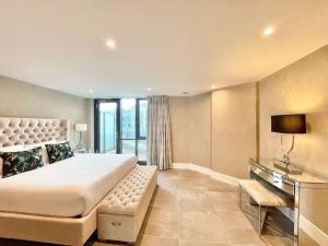 Spacious 3 BDR with AC and rooftop in Paddington