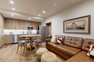 Lion Square Lodge South 255