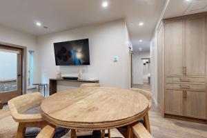 Lion Square Lodge South 255