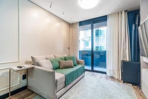 Elegância e Conforto com Piscina by Achei