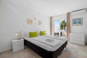 Sunny flat with pool by Costarentals - Ref 96