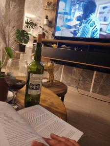 Habitación privada en nuevo depto con terraza y AC por Metro irarrazaval