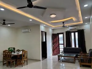 Shyam Stays Your Cozy Retreat - Khalīlābād