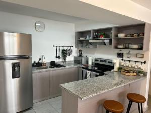 Amazing City Views, with Queen Bed and Pool