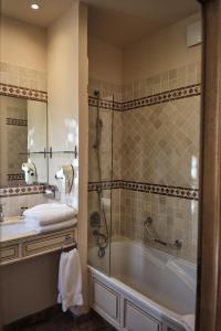 Hotels Hostellerie de la Tour d'Auxois : photos des chambres