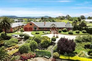 Perfect Entertainer-s Home with Pool - Dargo