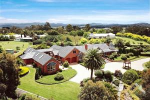 Perfect Entertainer-s Home with Pool