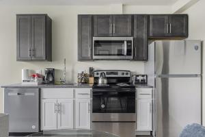 2BR Luxury Suite Near Henry Ford