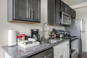 2BR Luxury Suite Near Henry Ford