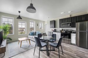 2BR Luxury Suite Near Henry Ford