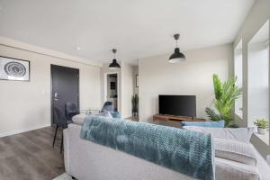 2BR Luxury Suite Near Henry Ford