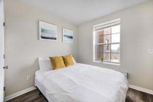 2BR Luxury Suite Near Henry Ford