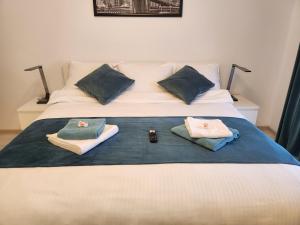 Kriss Studio-Classy White Apartment