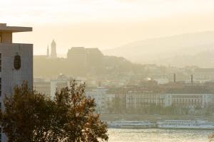 Magical Danube view in a spacious two bedroom suite next to Parliament