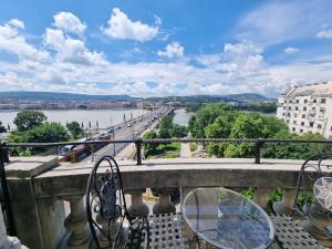 Magical Danube view in a spacious two bedroom suite next to Parliament
