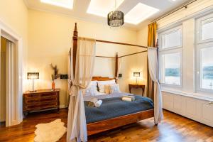 Magical Danube view in a spacious two bedroom suite next to Parliament