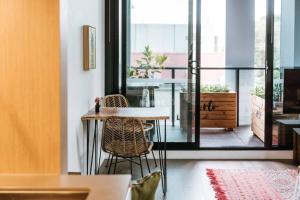 Luna, Stylish and Chic Collingwood Apartment