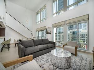 Elegant 2 Bed Downtown Duplex - Prime Location