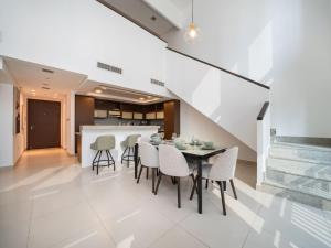 Elegant 2 Bed Downtown Duplex - Prime Location