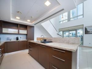 Elegant 2 Bed Downtown Duplex - Prime Location